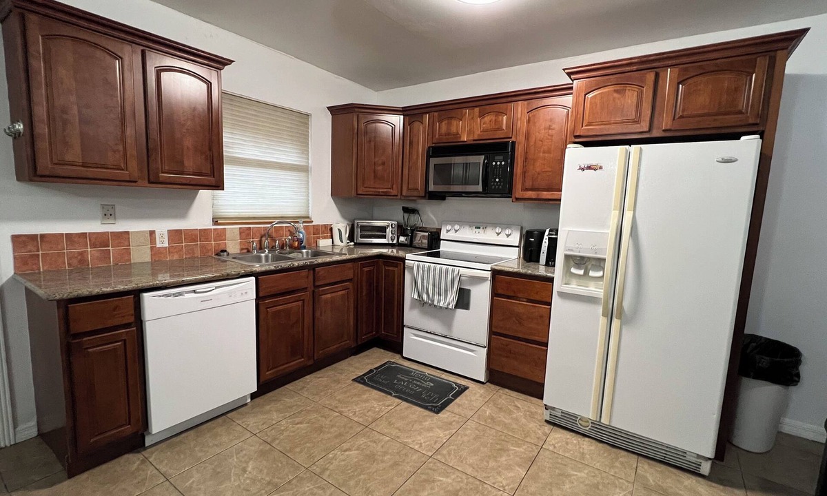 Highland Garden House | FIFA ready Corner garden view 2-bed townhome in tranquil Hollywood AC gated Wifi