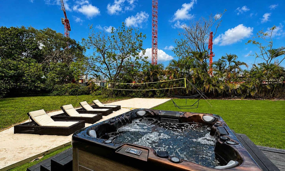 North Miami House | Major international sporting event Home | Hot Tub & Beach Volleyball