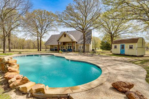 Emory House | Fin & Fawn Lodge' 1 Mi to Lake Fork w/Pool!