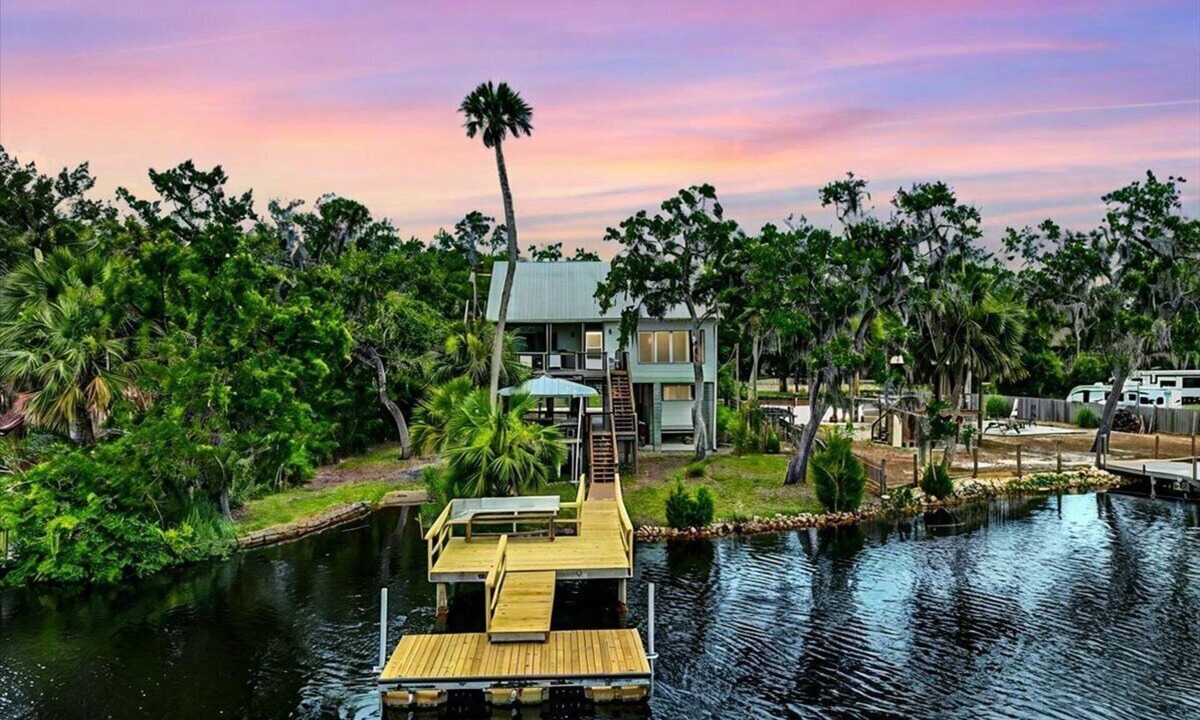 Steinhatchee House | Fisherman's Cove -Waterfront home with private dock on the River sleeps 10