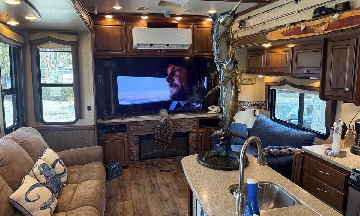 Homosassa Resort | Fisherman's Retreat. A Roomy 5th wheel located on a large lot in Sun Retreats