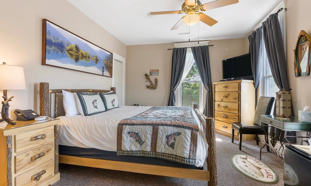Downtown Branson Hotel | Fisherman-Themed King Suite | Adults Only | Downtown Branson