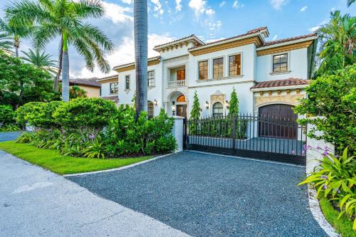 East Fort Lauderdale House | Fort Lauderdale Mansion with Private Pool & Hot Tub - Perfect for Families