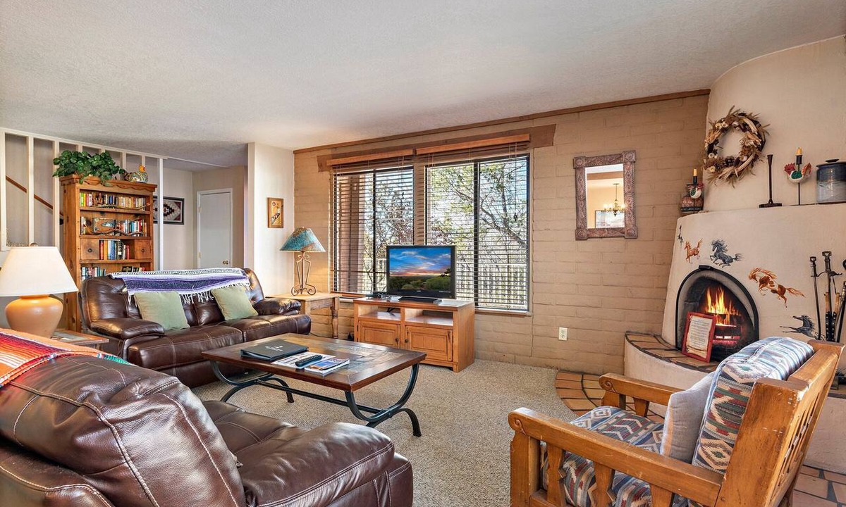 Northeast Santa Fe Hotel | Fort Marcy 60 | Walk to Plaza | Fireplace | Kitchen | Hot Tub | Pool | End Unit | 2 Levels