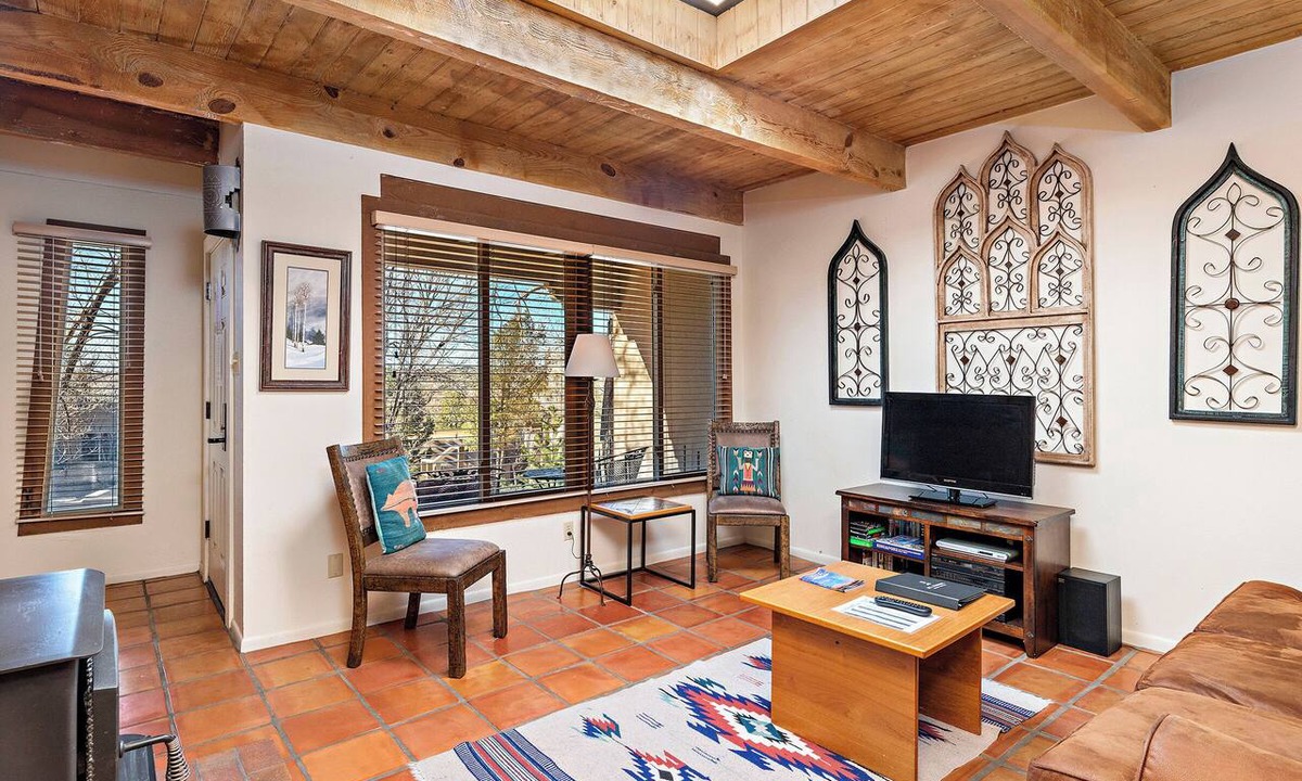 Northeast Santa Fe Hotel | Fort Marcy 81 | Walk to Plaza | Wood Fireplace | Full Kitchen | Hot Tub | Pool | Single Level