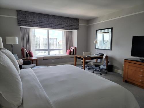 Brickell Hotel | Four Seasons Studio - Privately Owned Unit