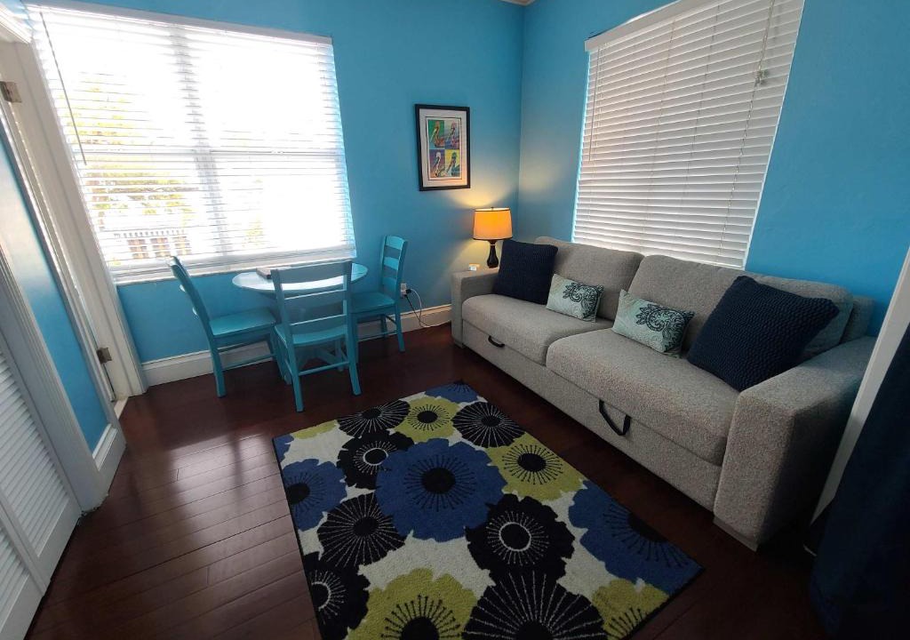 Downtown Apartment | Four Suites on Duval Street w parking and pool