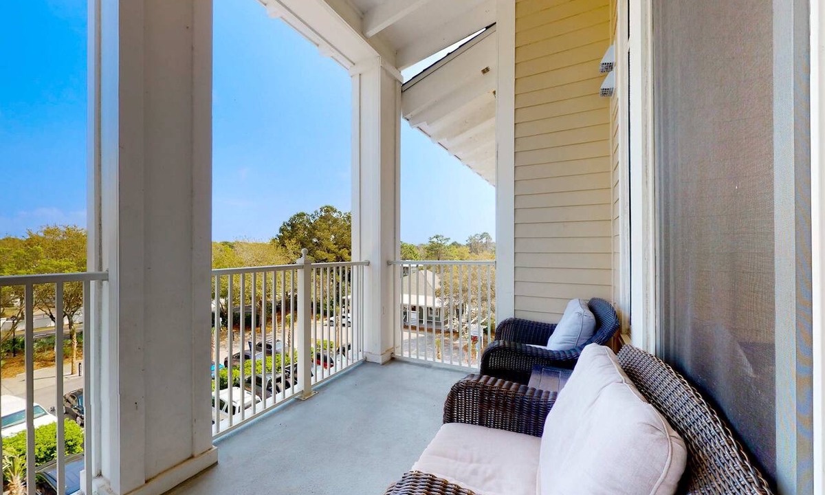 Baytowne Wharf Condo | Fourth-floor studio with shared pool, fast WiFi, washer&dryer, & central AC
