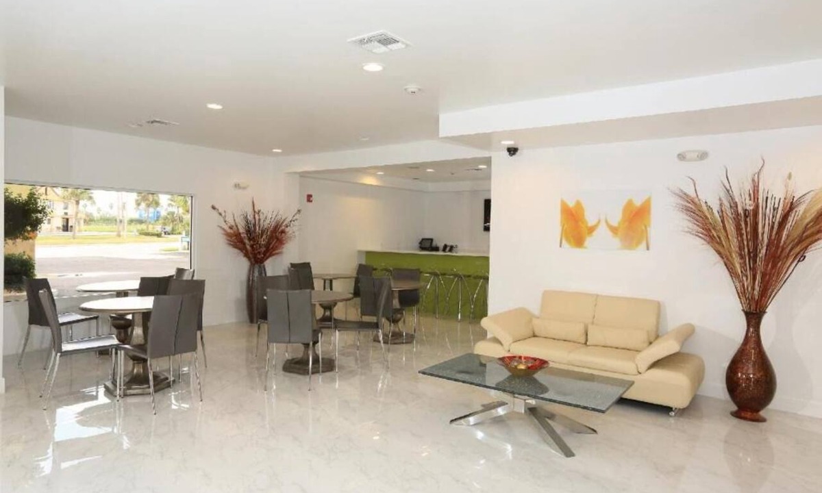 Florida Center Hotel | Free Breakfast & Pool | 0.7 mi to Universal Orlando Resort