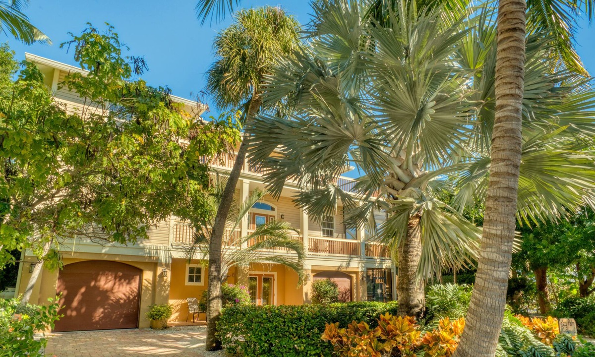 Captiva House | FREE Golf cart and bicycles, 5 star reviews, beautiful home perfect location.