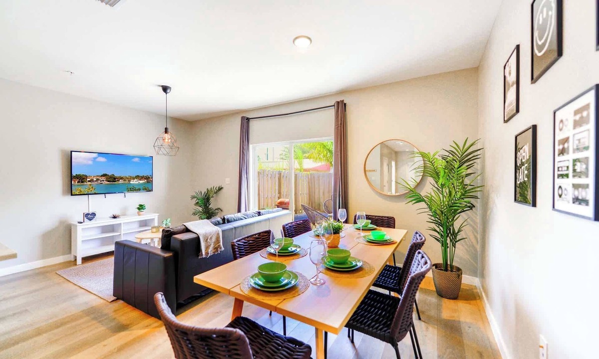 Golden Glades Condo | Free Parking | Prime Location Townhouse