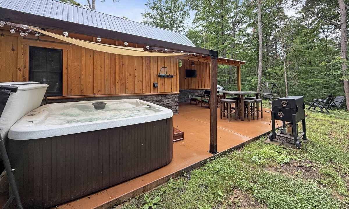 Rising Fawn Cabin | Free Ruby Falls Ticket & More -Hot Tub -Putt Putt-Firepit & Fireplace-2 mi to Cloudland Canyon