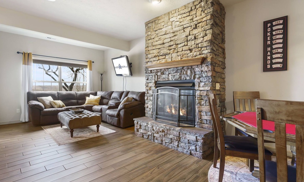 Branson West House | Free Silver Dollar Tickets-Fireplace-Billiards-Games-Close to Silver Dollar City!