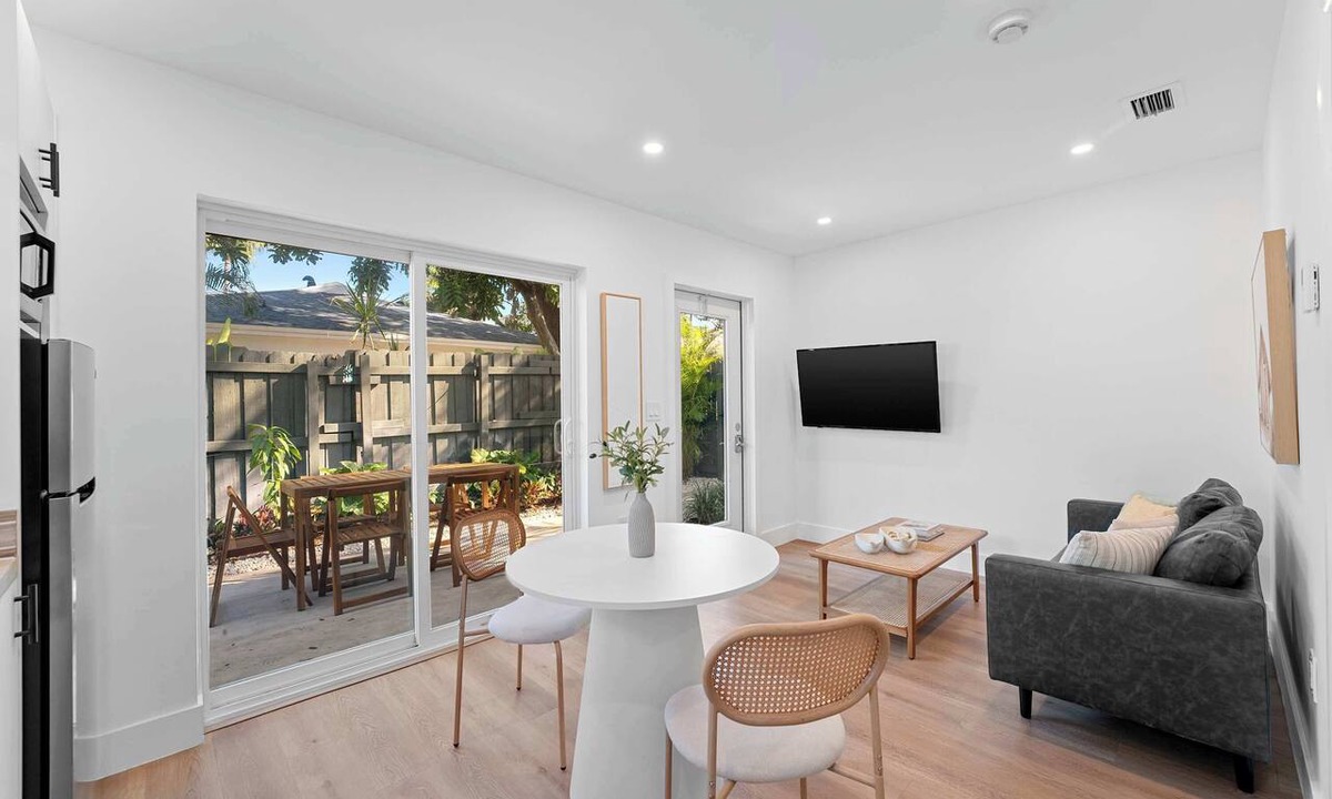 Victoria Park Apartment | Fresh & Modern 1BR—Victoria Park, Beach Nearby