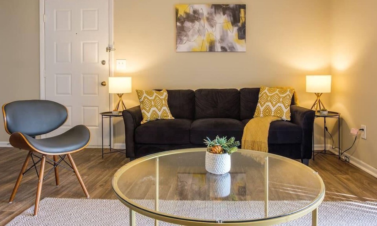 Arlington Apartment | Frontdesk | Opulent 2 BR Apt in Uptown High-rise