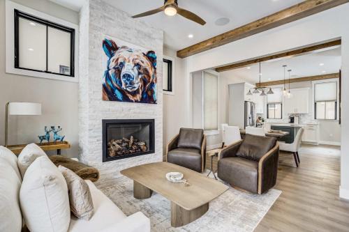 Buena Vista House | Frontier Post Hot Tub & Just Steps to South Main
