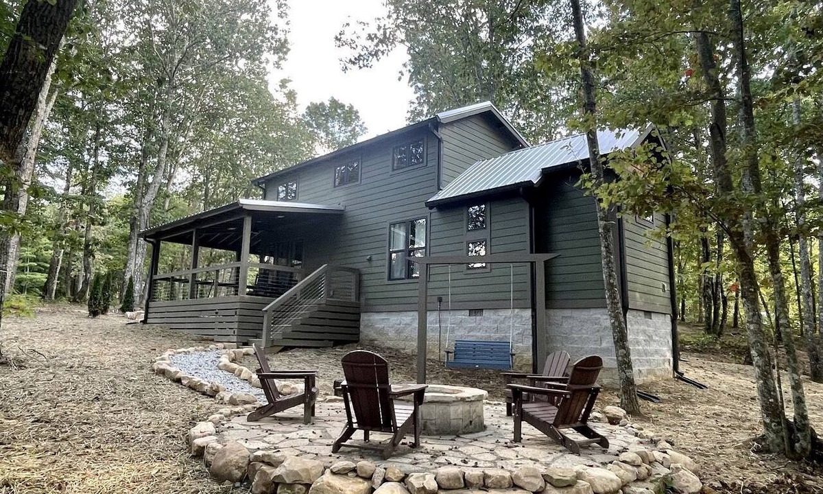 Monteagle Cabin | Fully Stocked Cabin Nestled Among the Trees in Tennessee