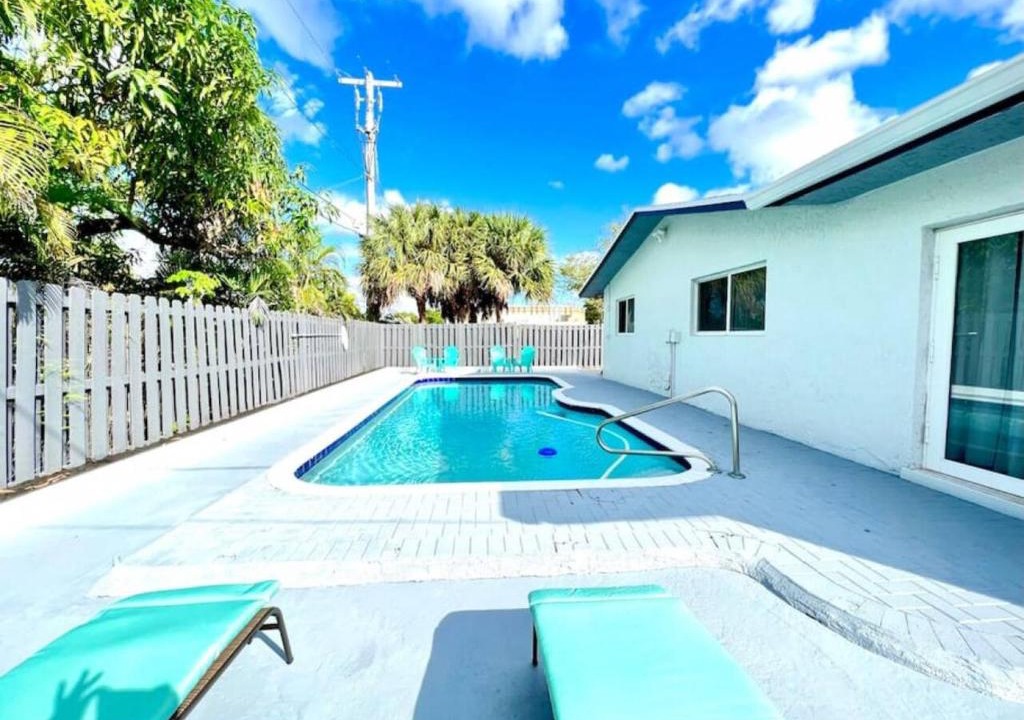 North Andrews Gardens House | Fun Pool Home with ping pong near Beaches and Airport