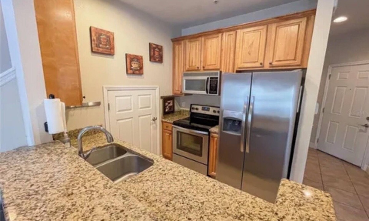 Gainesville Apartment | Furnished 2/2 apartment w/parking, walking distance to campus- avail short term