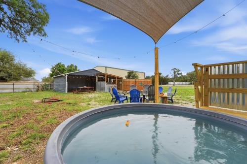 Canyon Lake House | Game Barn, Cowboy Pool, 17ft Movie Screen - sleeps 10