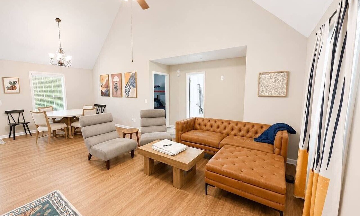 Emerson House | Game Day Getaway | 5 Min to LakePoint | Sleeps 7