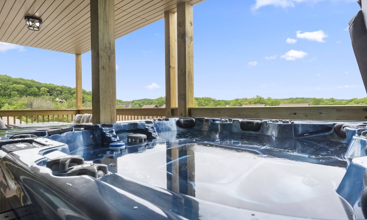 Branson West Condo | Gated Community Condo Onsite Golf Course Private Hot Tub Outdoor Pool Near Sdc w Free Tickets!