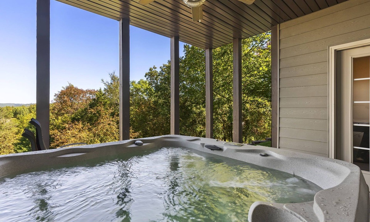 Branson West House | Gated Community Onsite Golf Course Hot Tub Air Hockey Foosball Board Games Free SDC Tickets