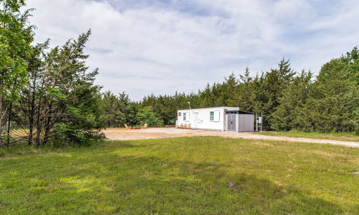 Gober Cabin | Glamp close to the city!