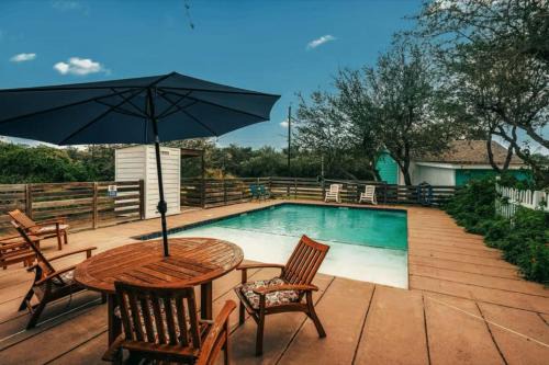 Rockport House | Going CoConuts cottage by the pool dog friendly