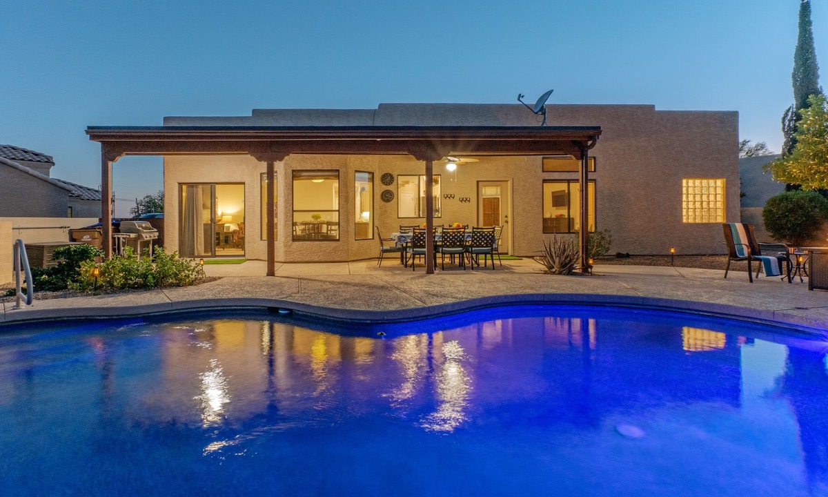 Gold Canyon House | GOLF Oasis, MT Views, Htd POOL, Spa, Putt Green, Shuffleboard, 2 Bikes, Smart TVs