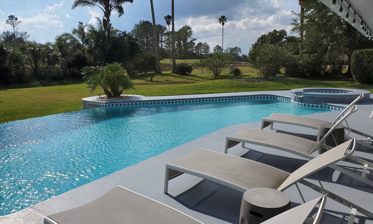 Clermont House | Good Vibes At Swiss: Waterski & Golf Onsite!