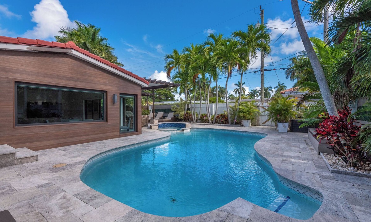 Hollywood Lakes House | Gorgeous house with backyard with the pool. Near the beach!