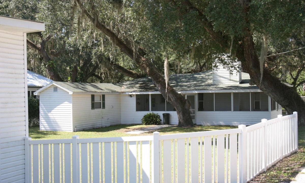 Fedhaven House | Gorgeous Waterfront 3-bedroom house with AC in charming Lake Wales. With docks