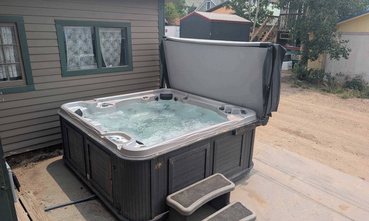 Leadville House | Governor's Mansion Main — 4BR Sleeps 8, Pool Table, Sauna, Walk to Main St