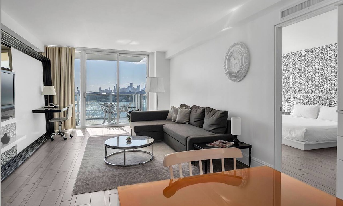 Flamingo/Lummus Apartment | Grand Deluxe High Floor Bay View Private Balcony Suite Vintage Style Design