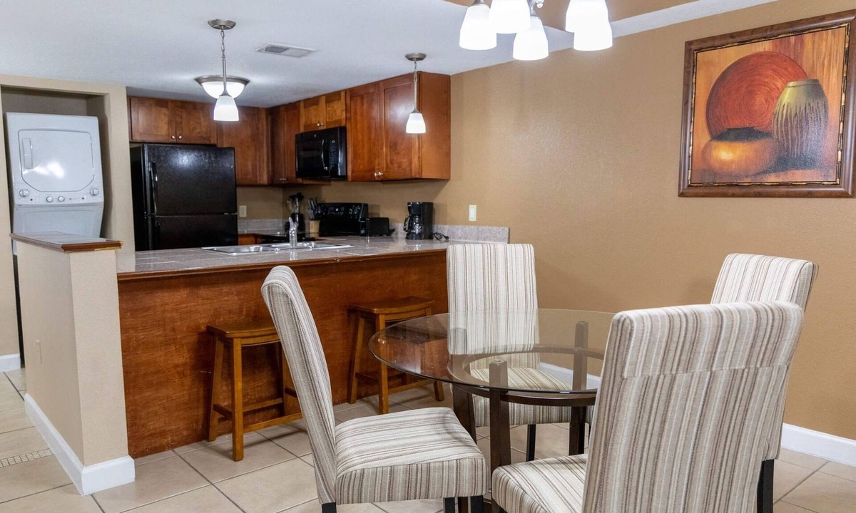 Kissimmee Hotel | Great Family Deal! 2 Relaxing Units, Onsite Miniature Golf Cours, Free Parking