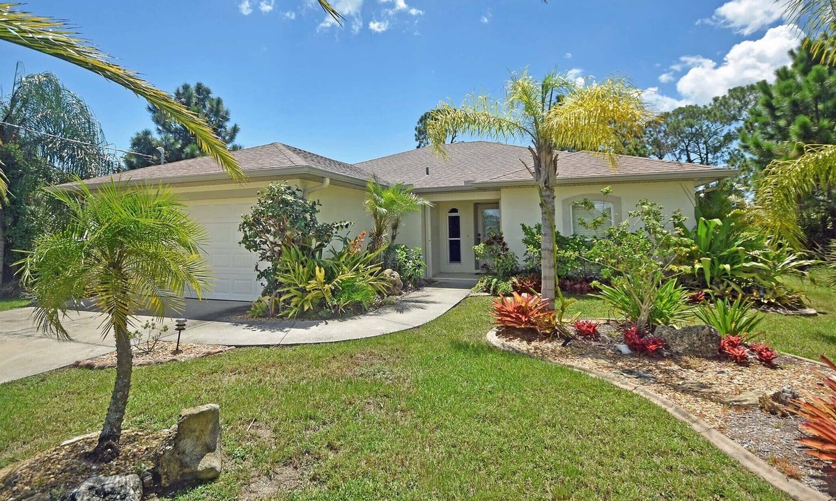 Englewood East House | Great golfing community, Minutes from sandy beaches
