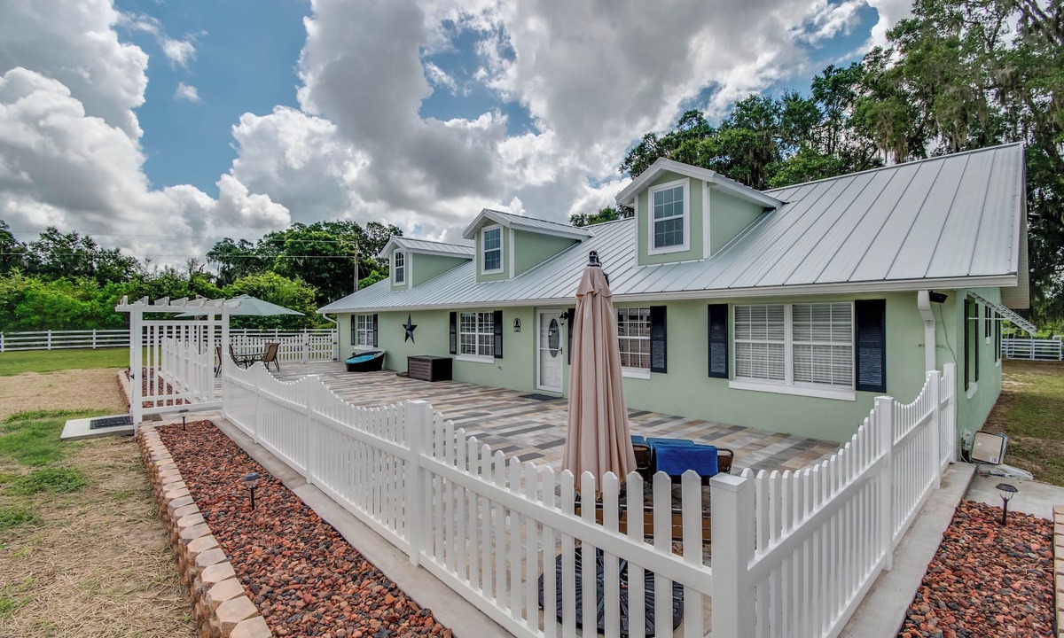 Citra House | Green Acres House sleeps 6.