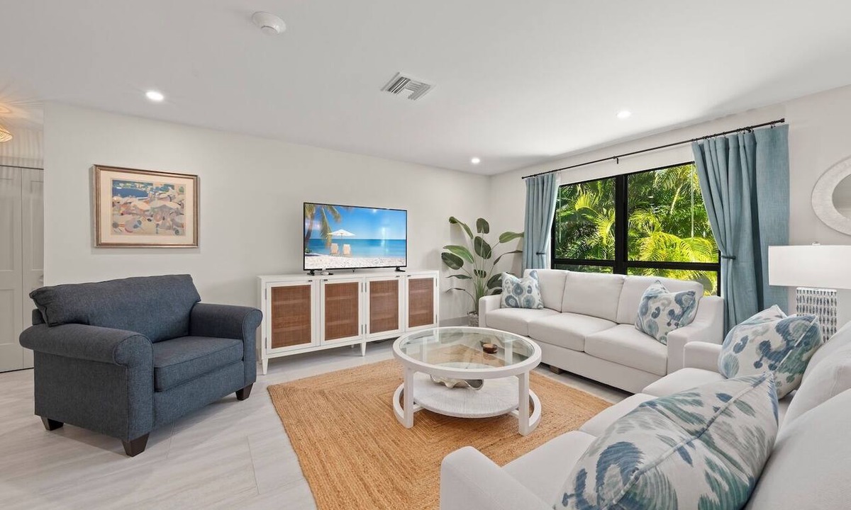 Sanibel Condo | Ground Floor Luxury on Bowman's Beach-Pool, Pickleball, Kayaks & Paddleboards