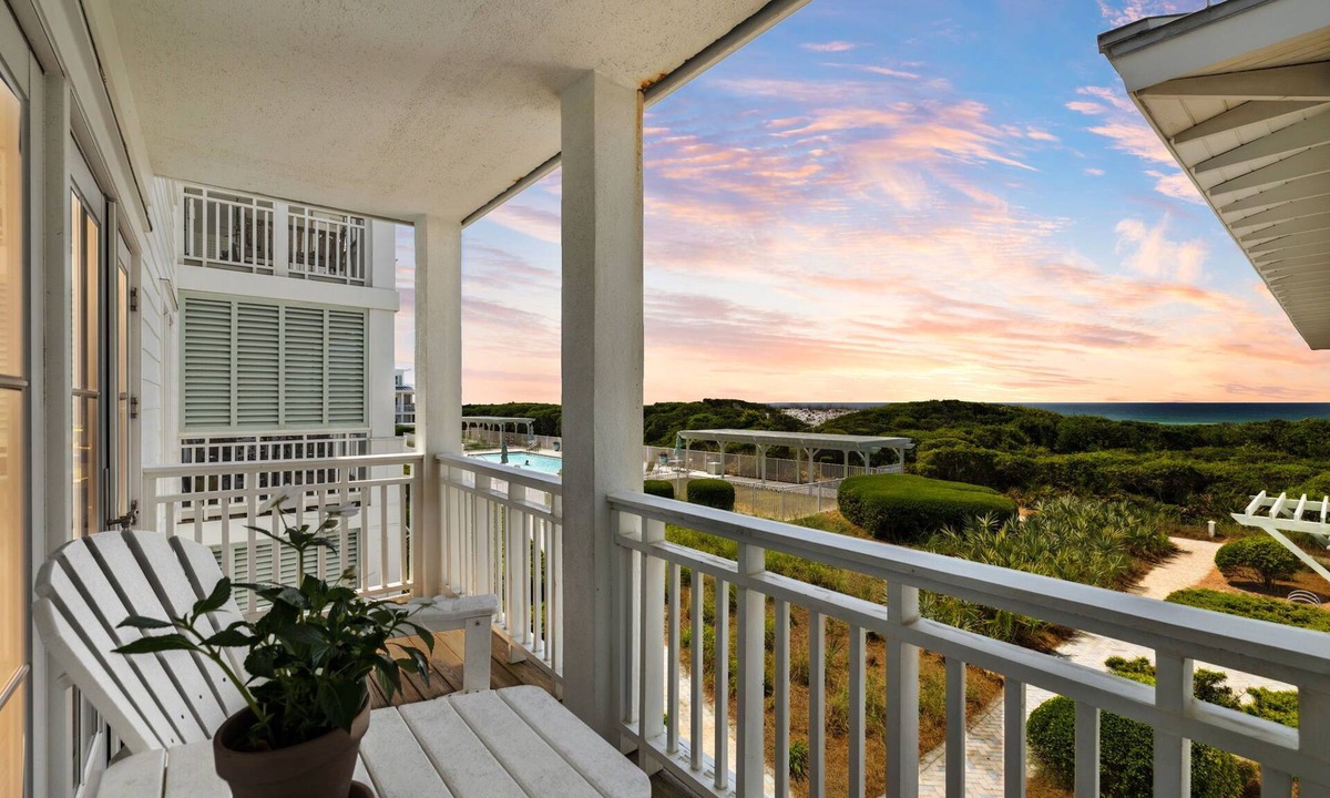 Gulf District Condo | Gulffront WaterColor Condo w/6-Seat LSV