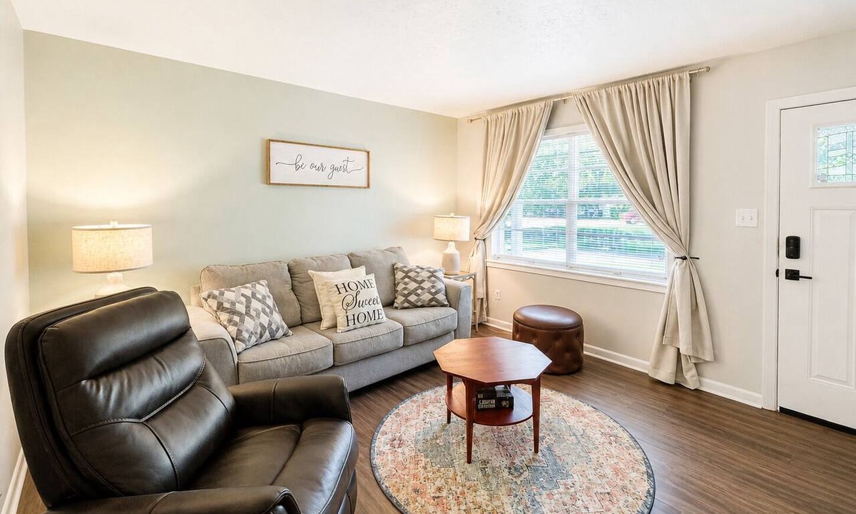 Dothan House | Hailey's Retreat-6 minutes to Downtown Dothan! Spacious home, sunroom, backyard!