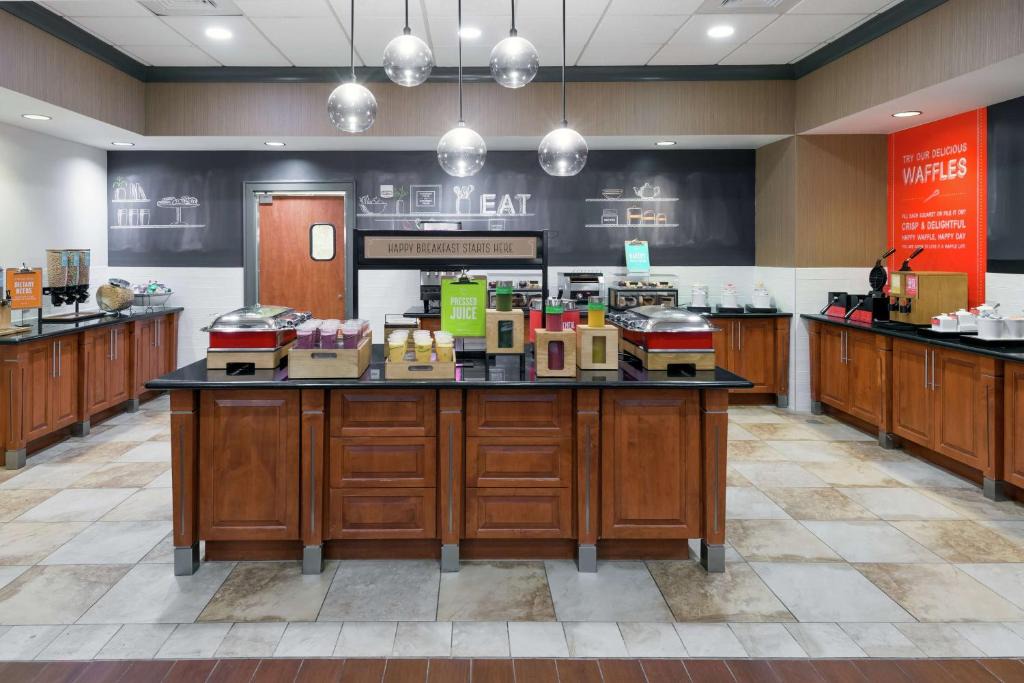 Airport North Hotel | Hampton Inn & Suites Orlando Airport at Gateway Village