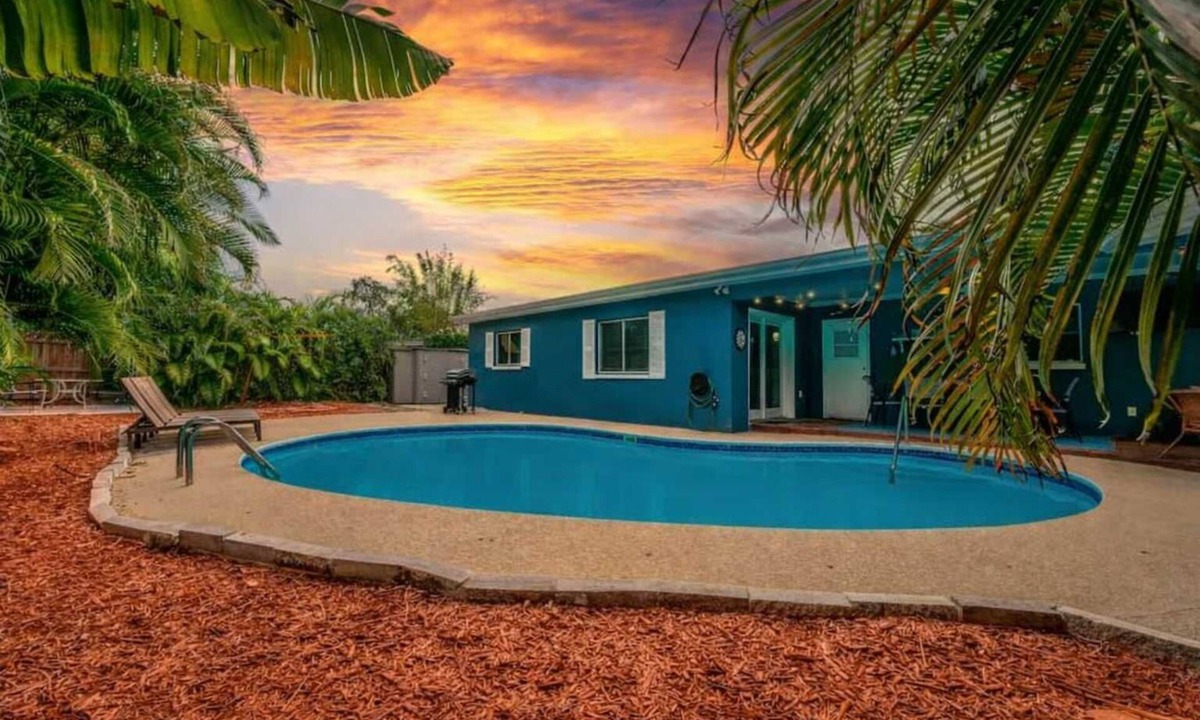 Walsingham House | Heated Pool - 8 min to beach - King Beds