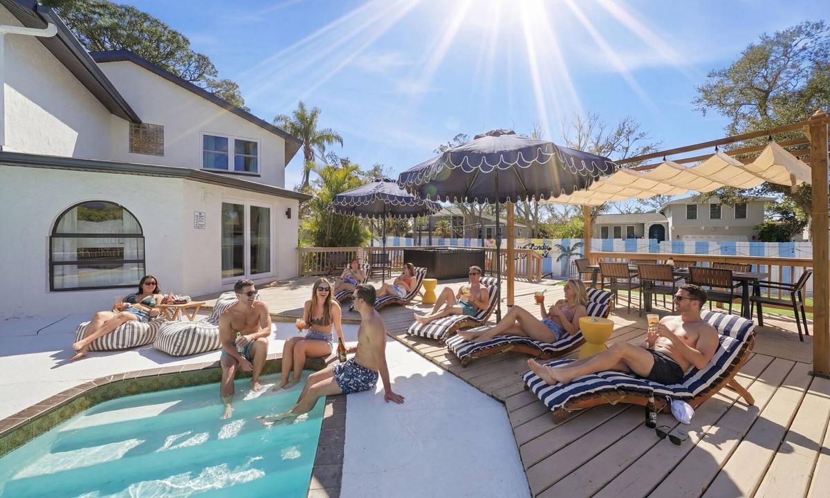 Seminole House | Heated Pool Gym Sauna Hot Tub Fire Pit & 7 Beds!