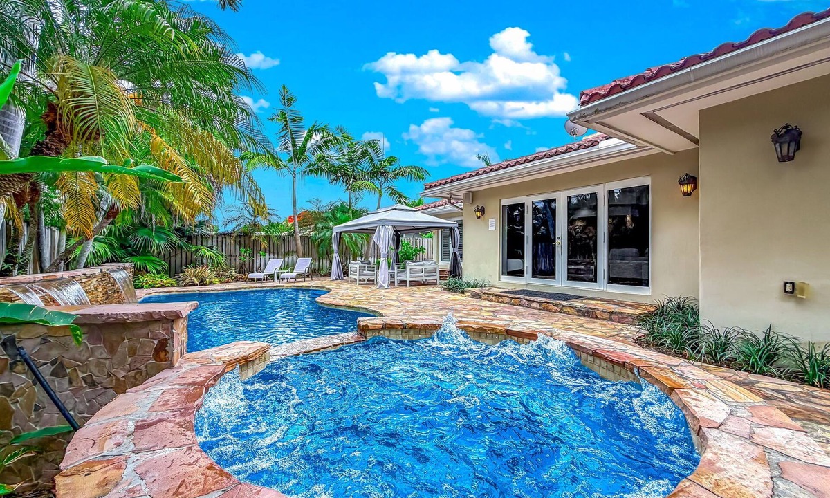 Coral Ridge House | Heated Pool & Hot Tub! Pool Table+Close To Beach!