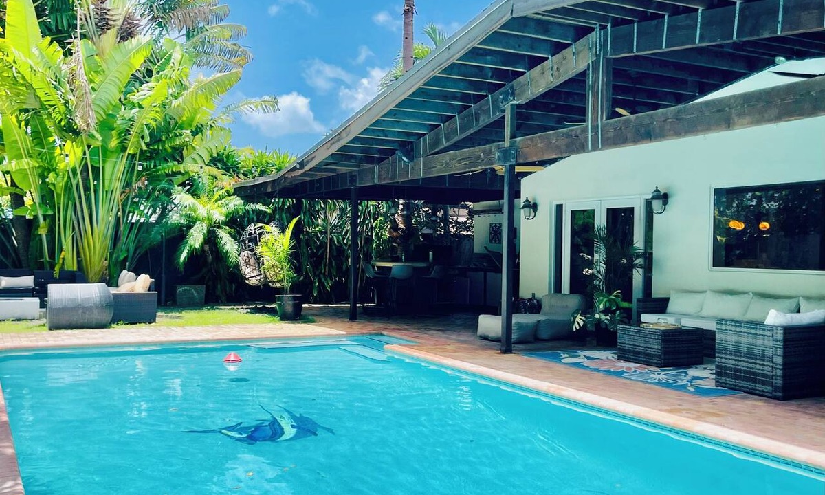 Ludlam House | Heated pool, King beds, full outdoor kitchen, gate, blocks from highway exit.