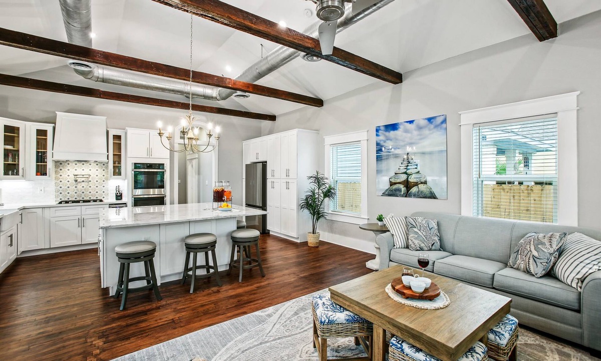 Galveston House | Heated Pool, King Beds, EV Charger, Garage & 3BR Sleep 7 · Walk to Beach