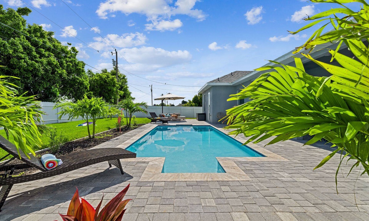 Diplomat House | Heated Pool!🌴Modern Home☀️4 Bedrooms!