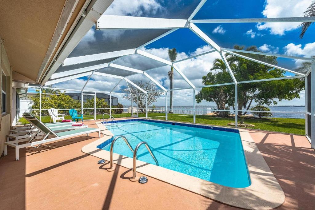 Caloosahatchee House | Heated Pool, Ping Pong Table, Sleeps 8 - Villa Sunset Riverhouse