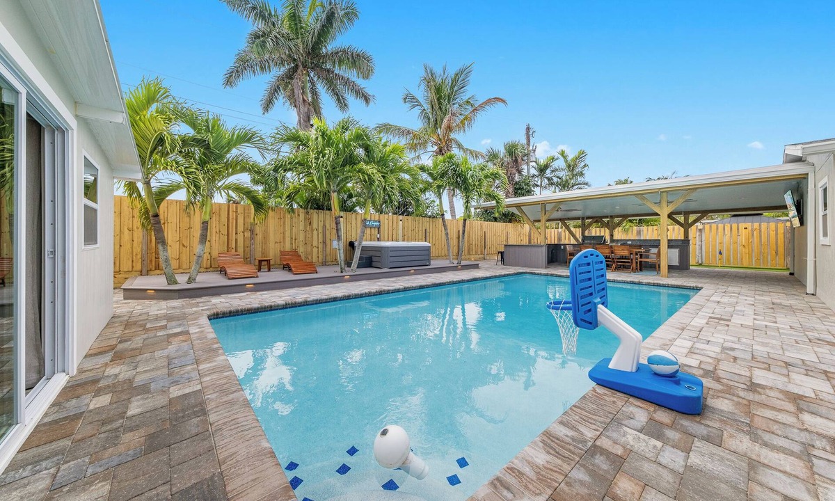 Cocoa Isles House | Heated Pool+Spa+BeachWalk+bikes+MiniGolf+beach essentials &toys+Outdoor Kitchen!